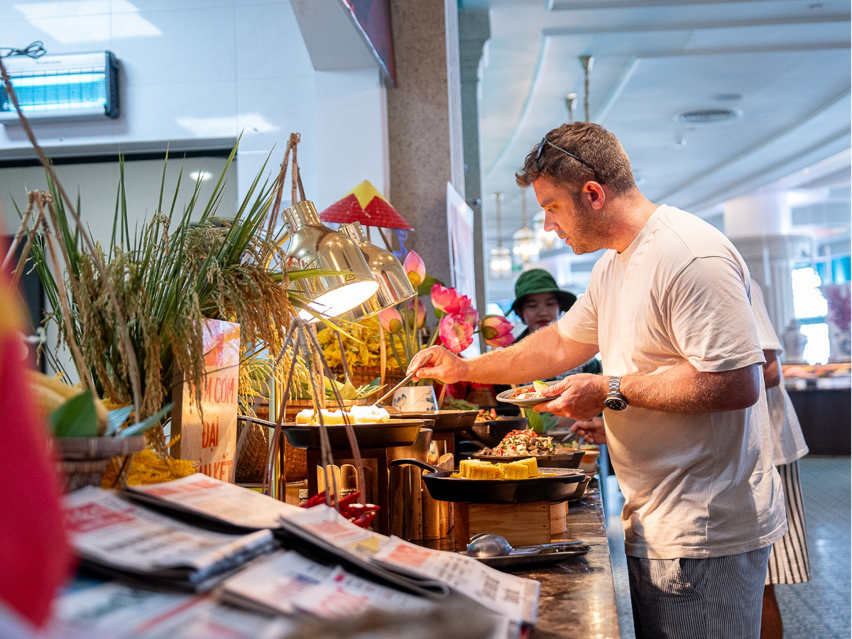 Du khách lựa chọn món ăn tại quầy buffet, sẵn sàng nạp năng lượng cho hành trình khám phá Bà Nà Hills. 