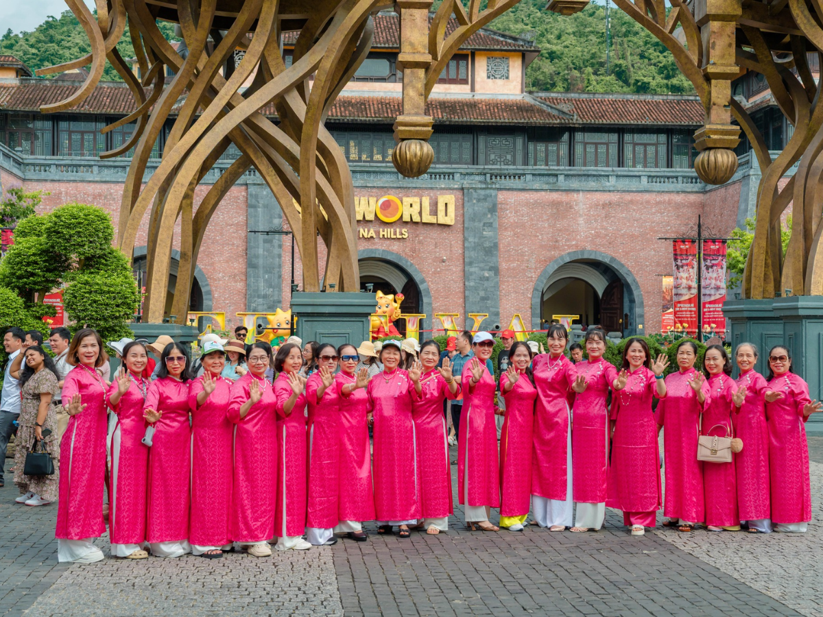 Du khách lưu giữ khoảnh khắc rạng rỡ tại cổng chào Sun World Ba Na Hills.