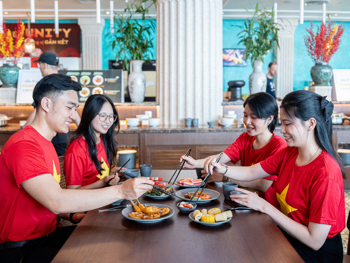 Du khách thưởng thức ẩm thực đa dạng giữa không gian thoáng đãng trên đỉnh Bà Nà Hills.