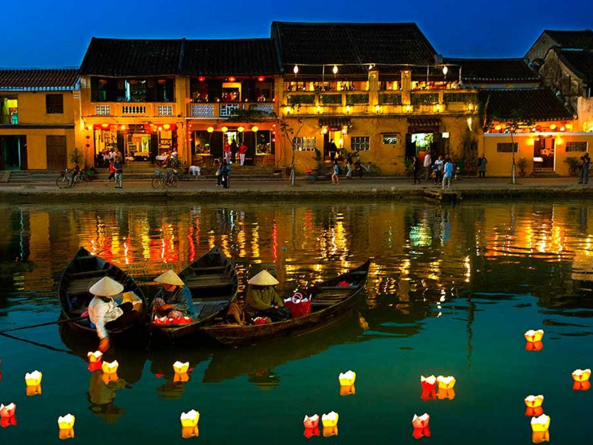 Phố cổ Hội An lung linh trong ánh đèn lồng, mang vẻ đẹp trầm lắng khi đêm xuống.