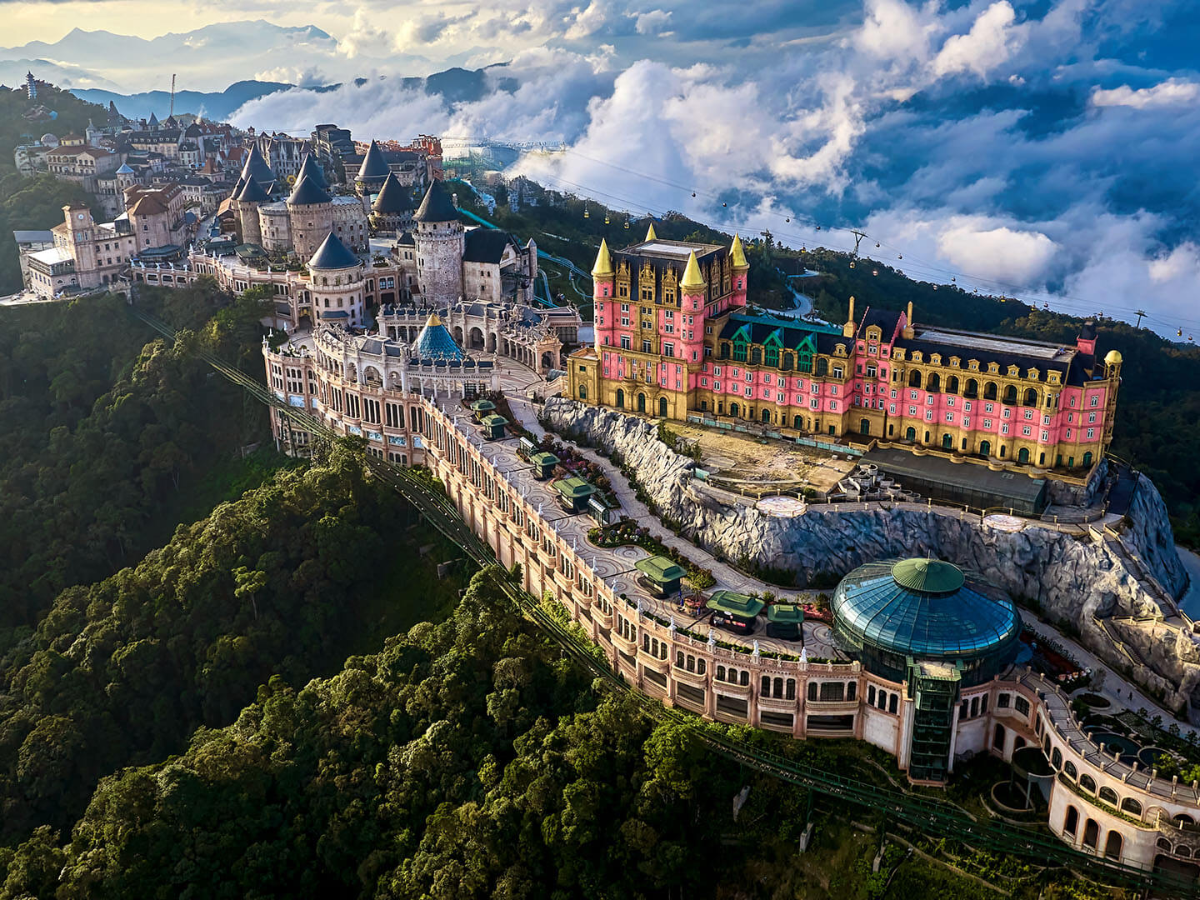Toàn cảnh Sun World Ba Na Hills hiện lên giữa mây trời, mở ra không gian kỳ ảo trên đỉnh núi.