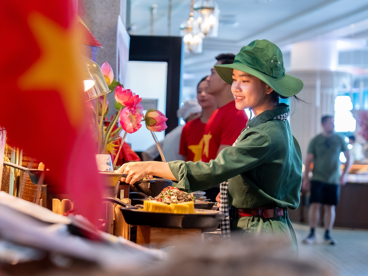 Du khách lựa chọn món ăn tại quầy buffet, tận hưởng trải nghiệm ẩm thực đa dạng tại Bà Nà Hills.