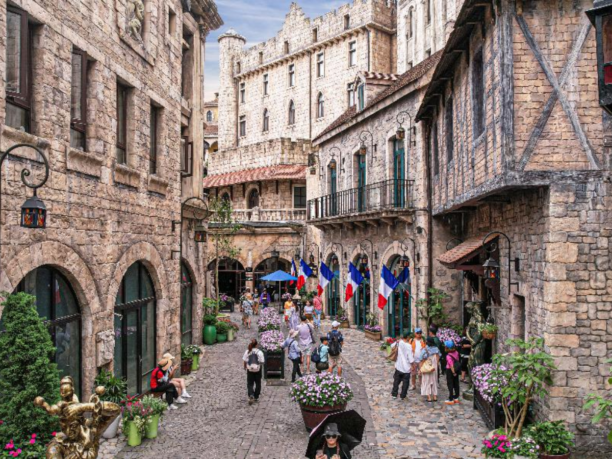 Làng Pháp tại Sun World Ba Na Hills tái hiện không gian châu Âu thời trung cổ với kiến trúc cổ kính và đầy cuốn hút.