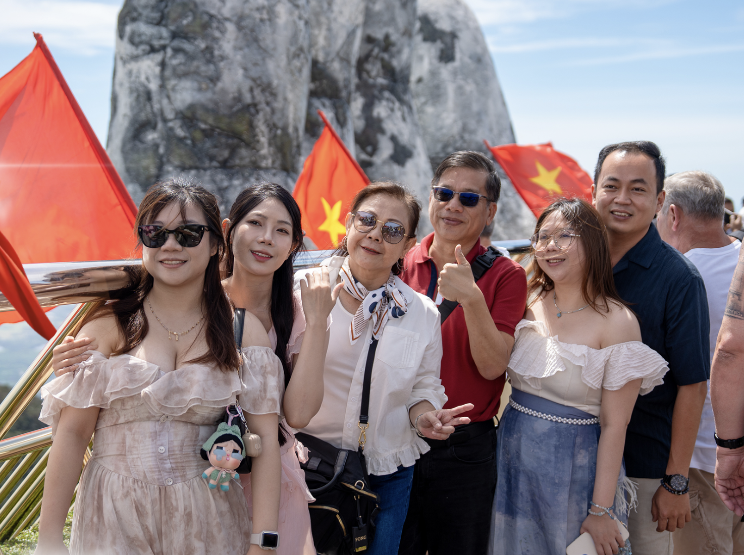 Gia đình du khách thích thú check-in ngay tại Cầu Vàng Bà Nà Hills