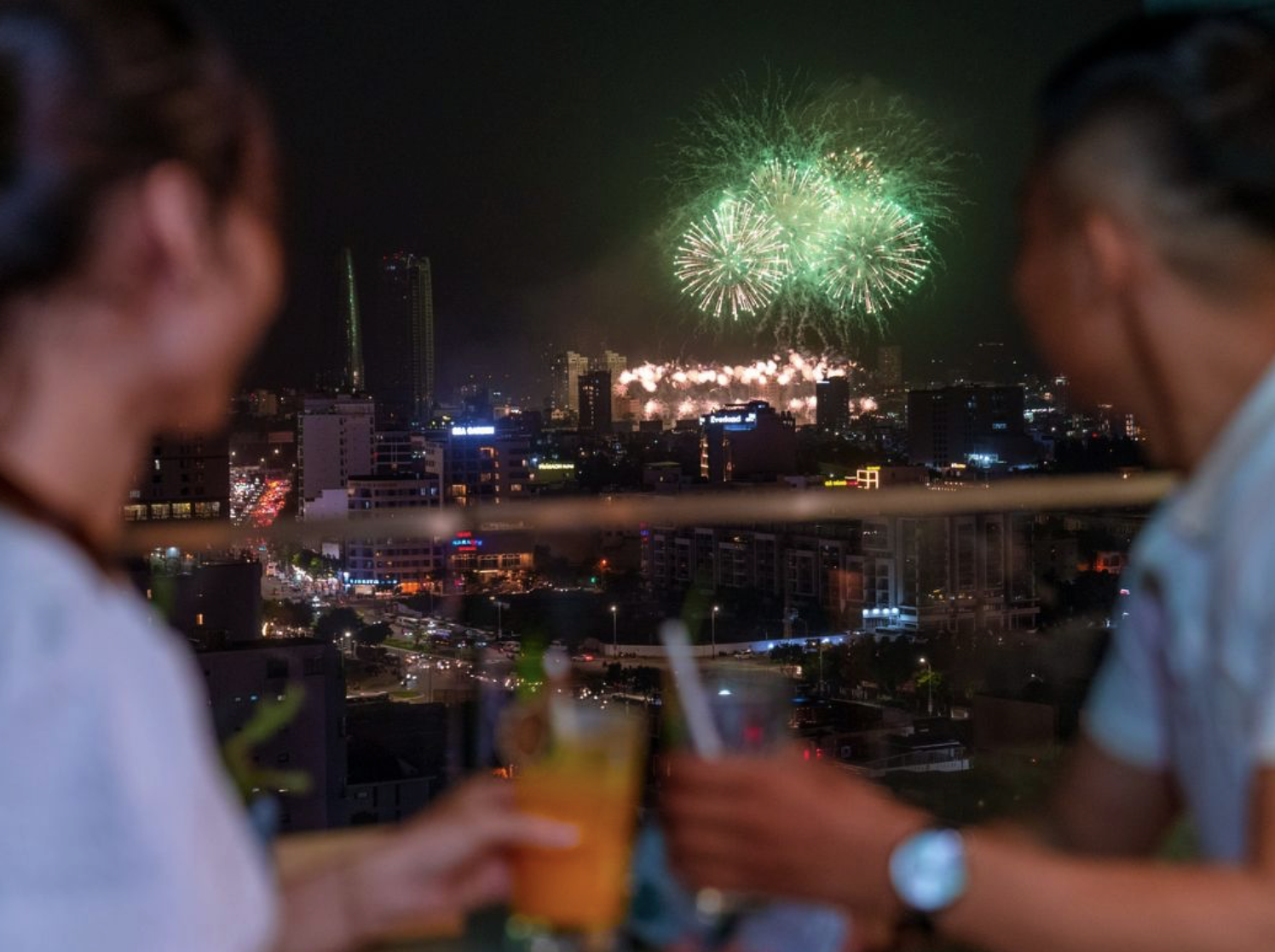 Ngoài khán đài chính, du khách cũng có thể lựa chọn nhiều điểm ngắm pháo hoa đẹp dọc hai bờ sông Hàn.