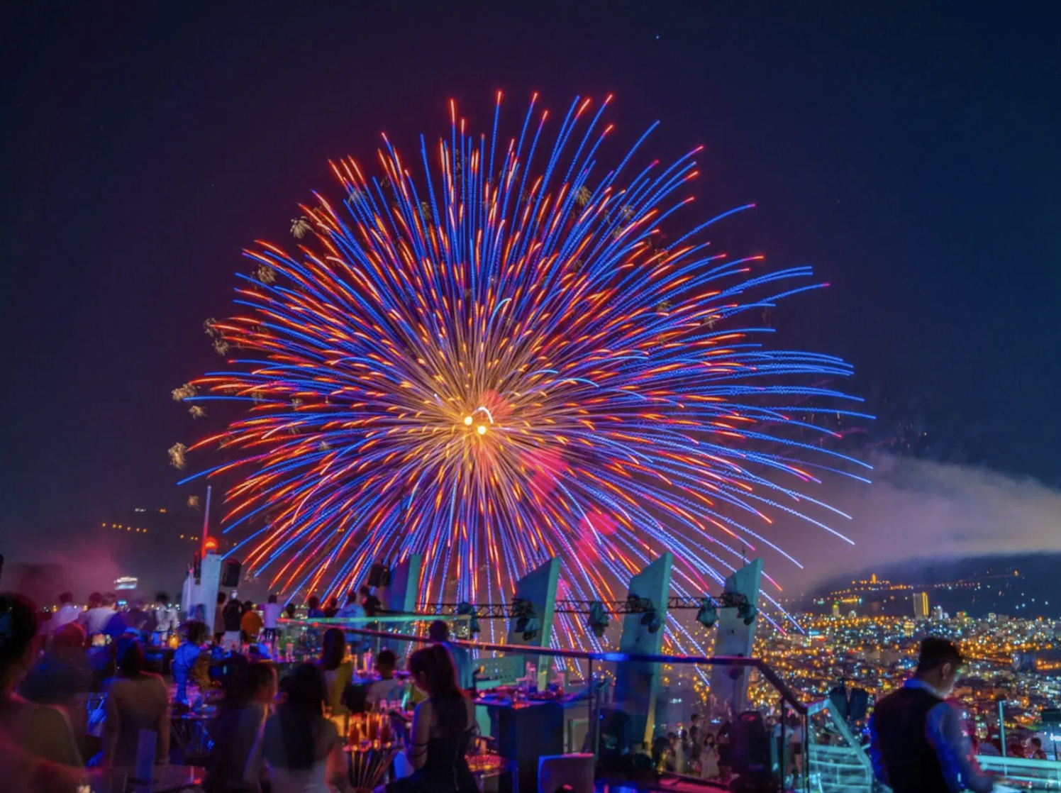 Sky36 Bar – rooftop bar cao nhất Đà Nẵng, nằm trên tầng 36 của khách sạn Novotel Danang Premier Han River. 