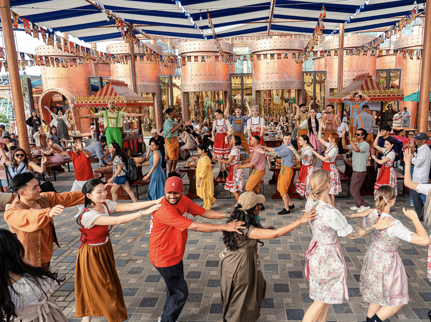 Không khí sôi động, rực rỡ sắc màu tại Lễ hội Mặt Trời diễn ra tại Sun World Ba Na Hills.