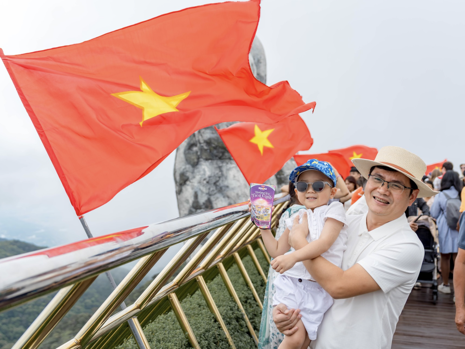 Du khách check-in tại Cầu Vàng - nơi được ví như dải lụa vàng vắt ngang lưng chừng núi nổi tiếng quốc tế.