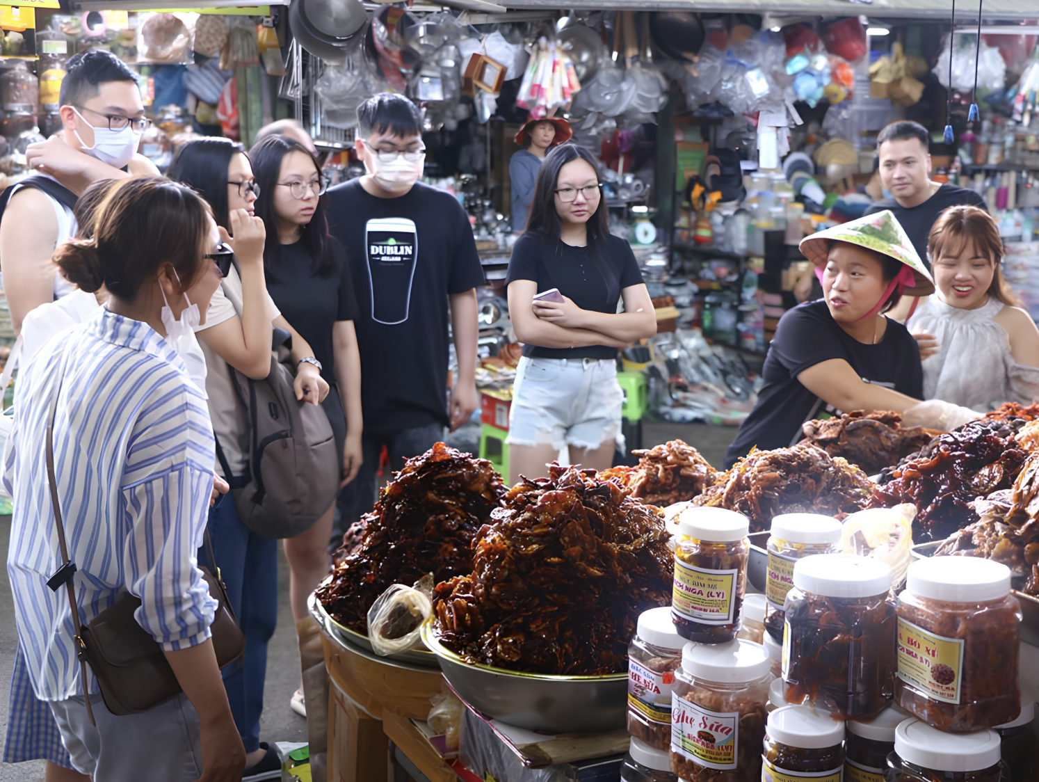 Chợ Cồn được xem là thiên đường ăn vặt với hàng loạt món địa phương đặc trưng Đà Nẵng.